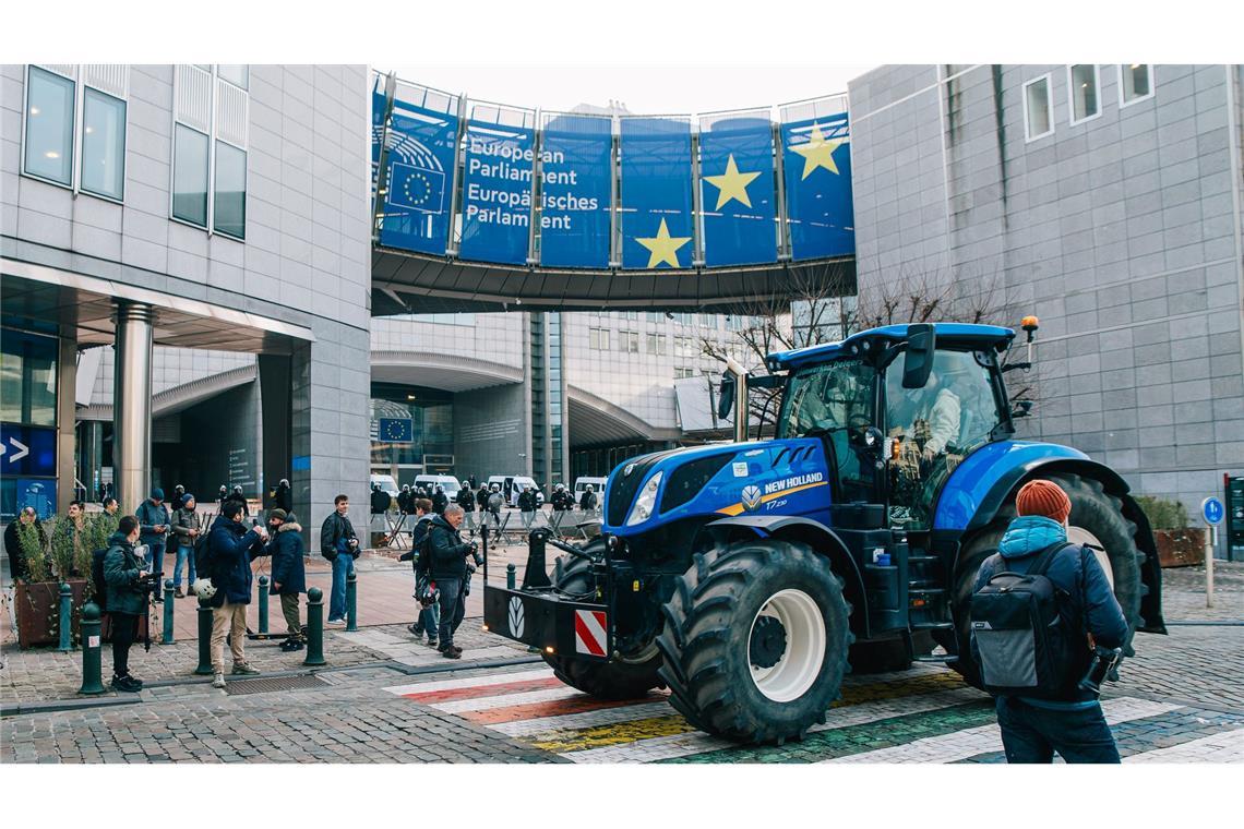 Demonstranten und Bereitschaftspolizei stehen vor dem Eingang des Europäischen Parlaments.
