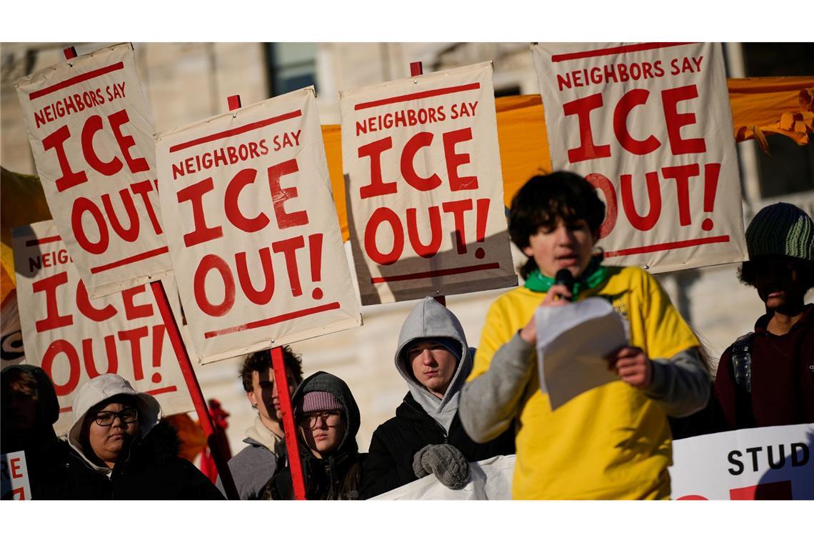 Demonstranten versammeln sich vor dem Minnesota State Capitol.