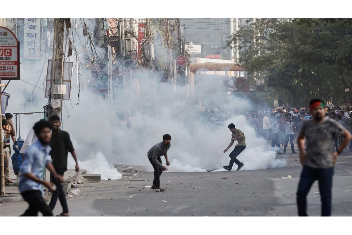 Demonstranten werfen Steine und rufen Parolen während einer Auseinandersetzung mit der Polizei in Bangladesch.
