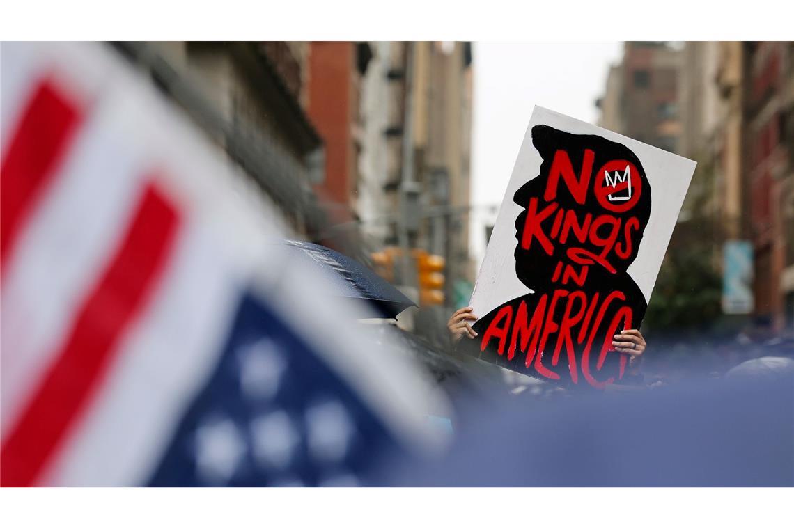 "No Kings": Landesweite Proteste gegen Trump Demonstranten werfen Trump vor, sich wie ein König zu verhalten.