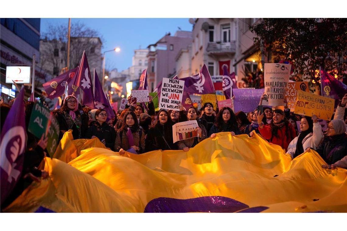 Bilder des Tages Demonstrantinnen protestieren anlässlich des Internationalen Frauentags in Istanbul.