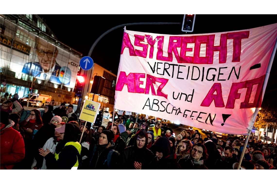 Migrations-Abstimmung führt zu Eklat – AfD feiert Demonstration gegen die CDU vor der Parteizentrale in Berlin.