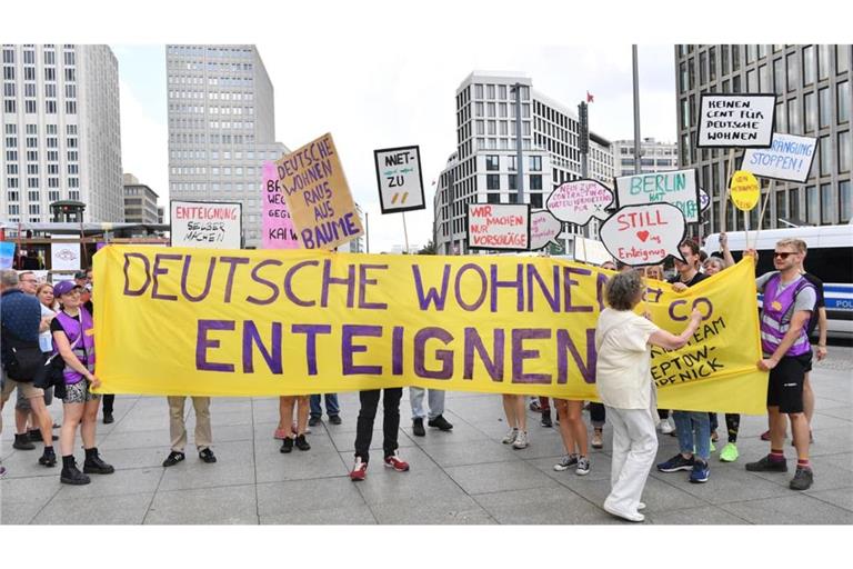 Demonstration gegen hohe Mieten in Berlin. Laut einem Volksentscheid unterstützt eine Mehrheit Enteignungen.