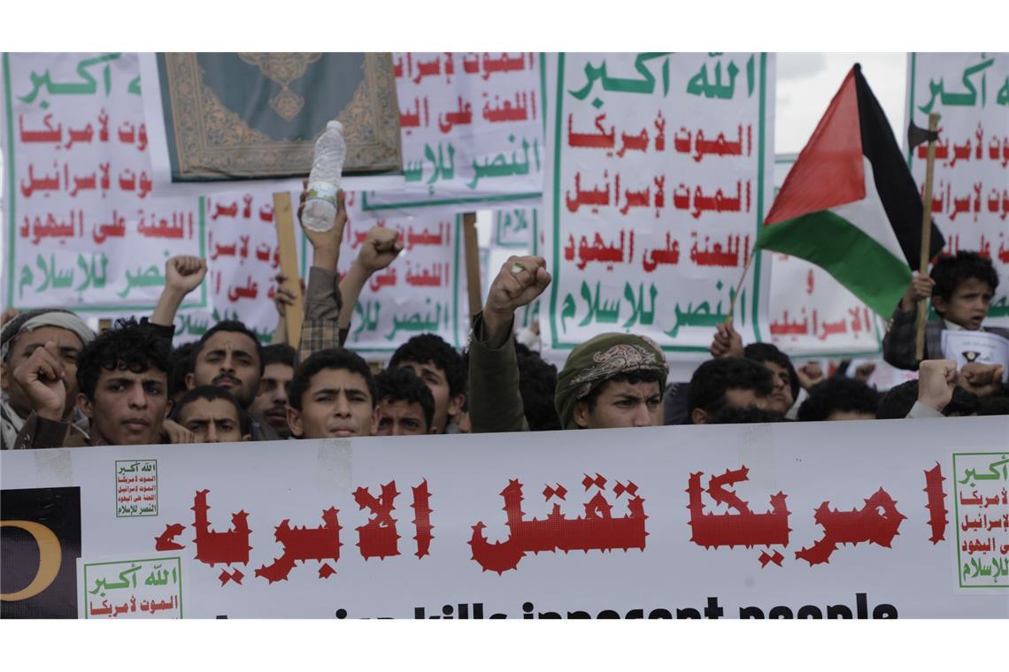 Huthi-Rakete auf Israel gefeuert: Einschlag am Flughafen Demonstration im Jemen.