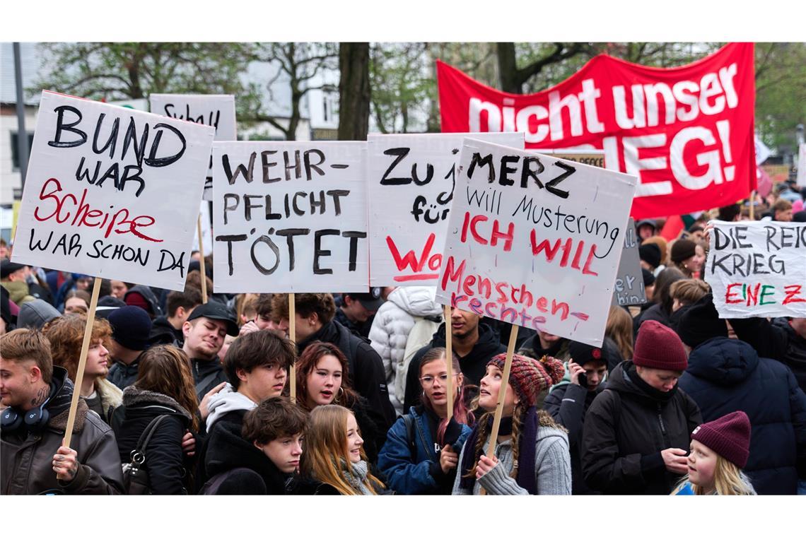 Demonstration von Schülerinnen und Schülern in Hamburg gegen eine Wiedereinführung der Wehrpflicht