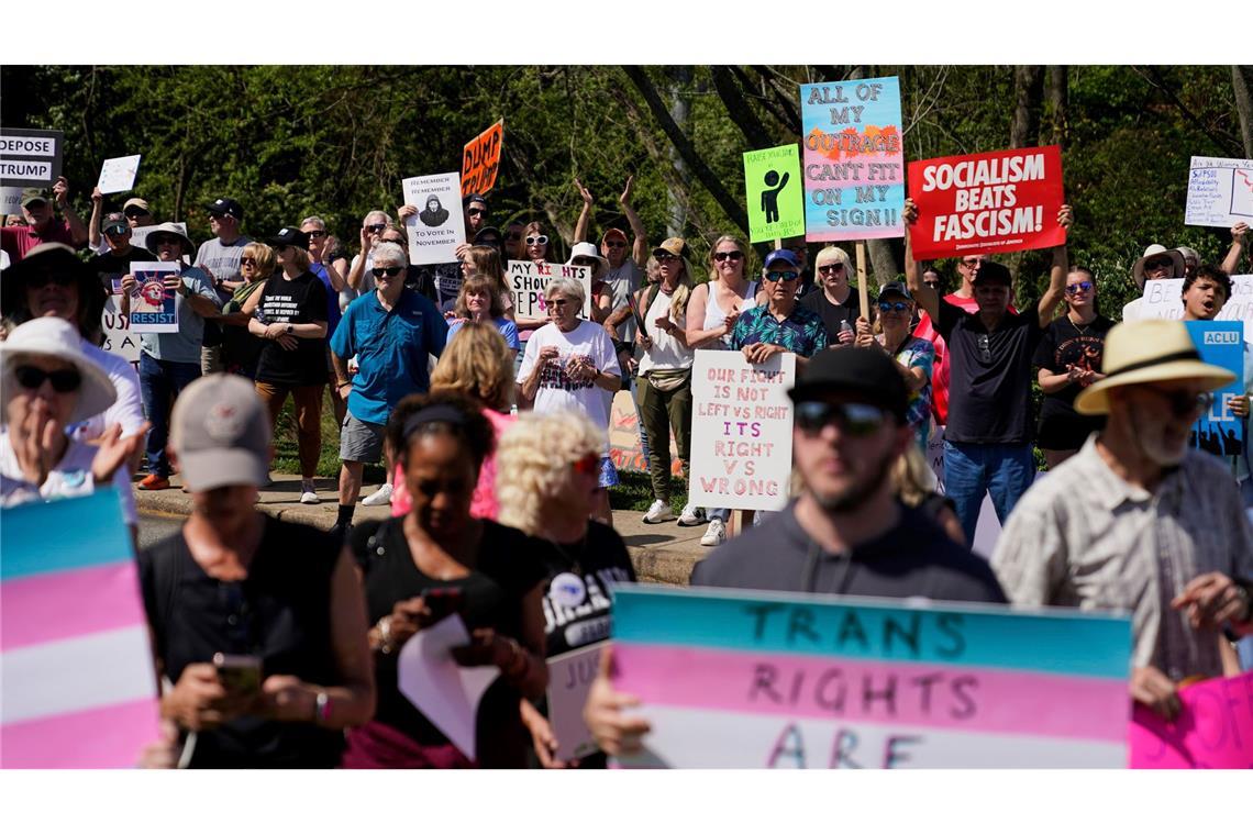 Landesweite Proteste gegen Trump in den USA Demonstrierende forderten unter anderem, Menschenrechte zu achten und die soziale Sicherung nicht anzutasten.