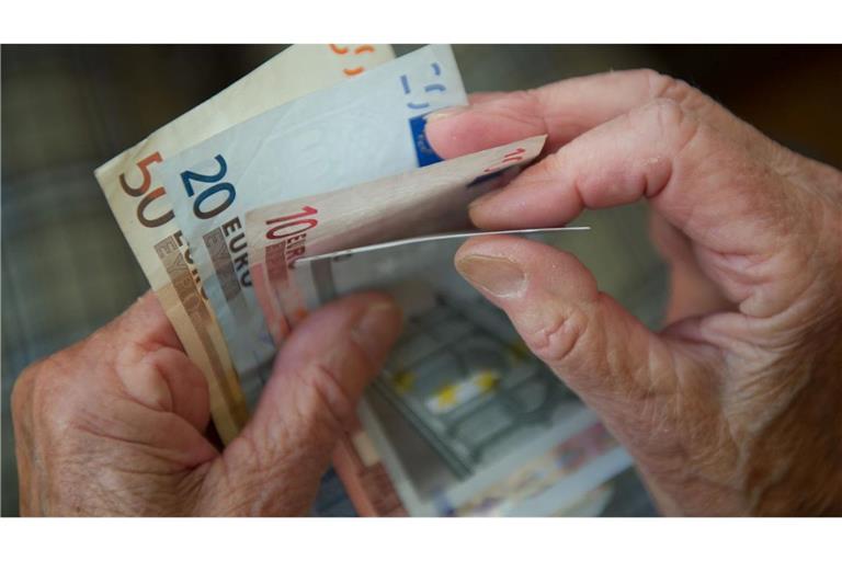 Den Älteren in Deutschland soll das Geld nicht ausgehen - doch wer zahlt dafür? (Archivbild)