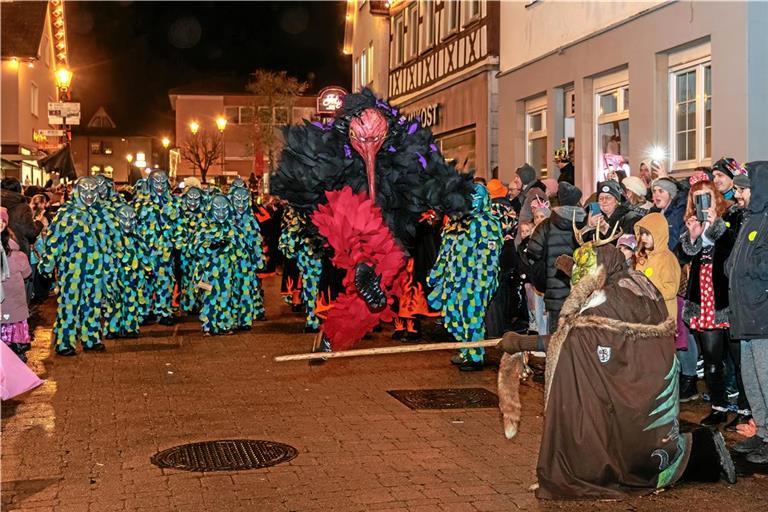 Den Auftakt des Nachtumzugs machen die Henderwäldler – hier lässt der Hotz den Nachtkrabb eine Runde springen. Fotos: Stefan Bossow