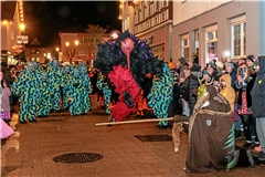 Den Auftakt des Nachtumzugs machen die Henderwäldler – hier lässt der Hotz den Nachtkrabb eine Runde springen. Fotos: Stefan Bossow