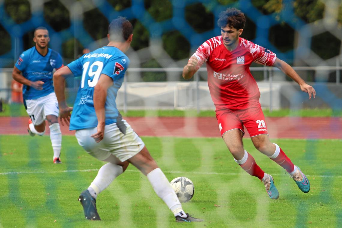 Rafael Terpsiadis: Der Joker reift zur Stammkraft im Sturm der TSG Backnang Den Ball am Fuß, das Tor vor sich: TSG-Stürmer Rafael Terpsiadis will das Netz am Samstag wieder wackeln lassen. Foto: Alexander Hornauer