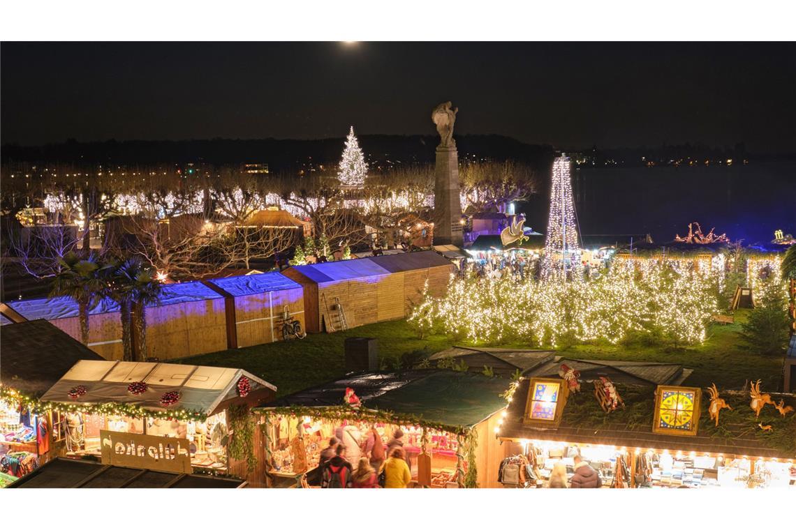 7 Tipps für einen Adventsausflug nach Konstanz Den besonderen Flair des Konstanzer Weihnachtsmarktes macht Bodensee aus. Sogar auf einem Fahrgastschiff wird gefeiert.
