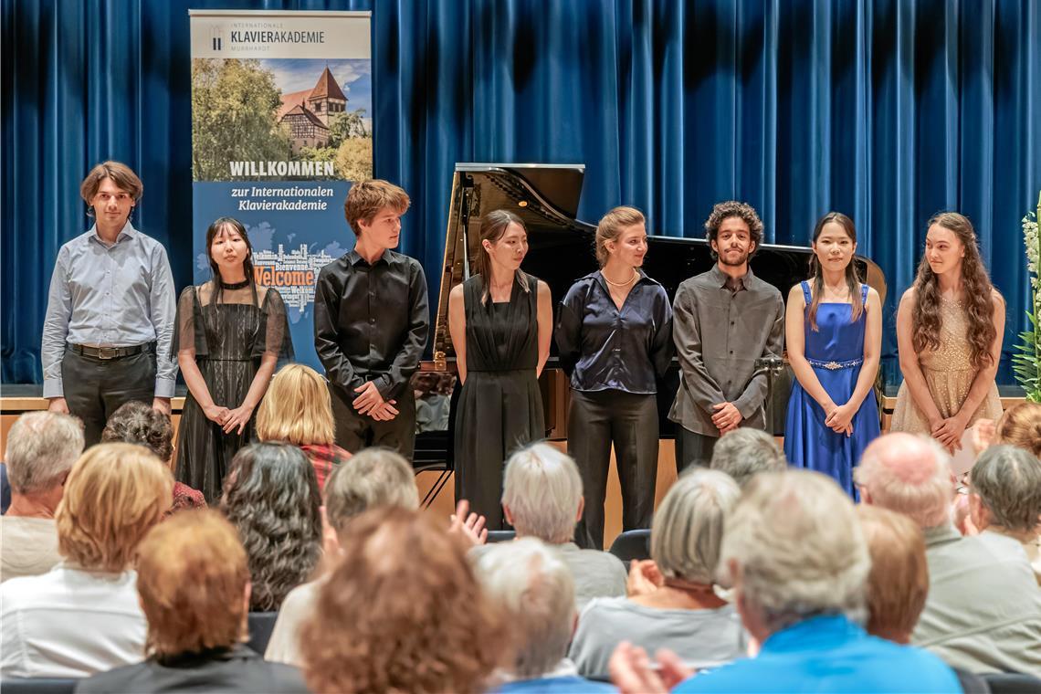Den Galaabend gestalteten (von links) Luis Benedict Alfsmann, Hijiri Ishihara, Vadim Nikitin, Akie Nakayama, Chiara Nava Mambretti, Miguel Perdigão, Hanyun Zhu und Eva Hummler.Fotos: Stefan Bossow