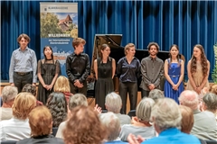 Den Galaabend gestalteten (von links) Luis Benedict Alfsmann, Hijiri Ishihara, Vadim Nikitin, Akie Nakayama, Chiara Nava Mambretti, Miguel Perdigão, Hanyun Zhu und Eva Hummler.Fotos: Stefan Bossow