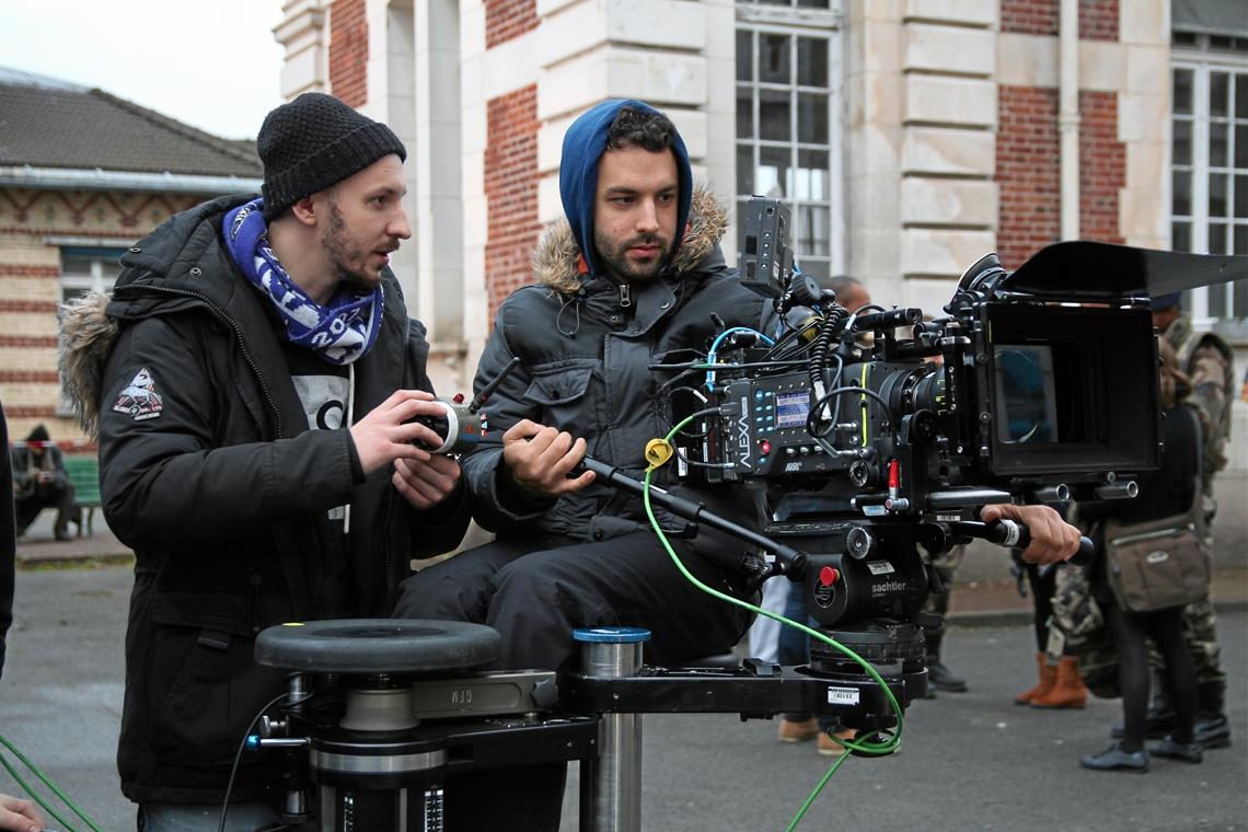 Den größten Teil seiner Arbeitszeit verbringt Andrej Sorin (links) am Schreibtisch. Immer mal wieder ist der Drehbuchautor aber auch am Filmset präsent. Hier verfolgt er beim Dreh seines Kurzfilms Un état d’urgence in Paris die Arbeit des Kameramanns David Dincer. Foto: privat