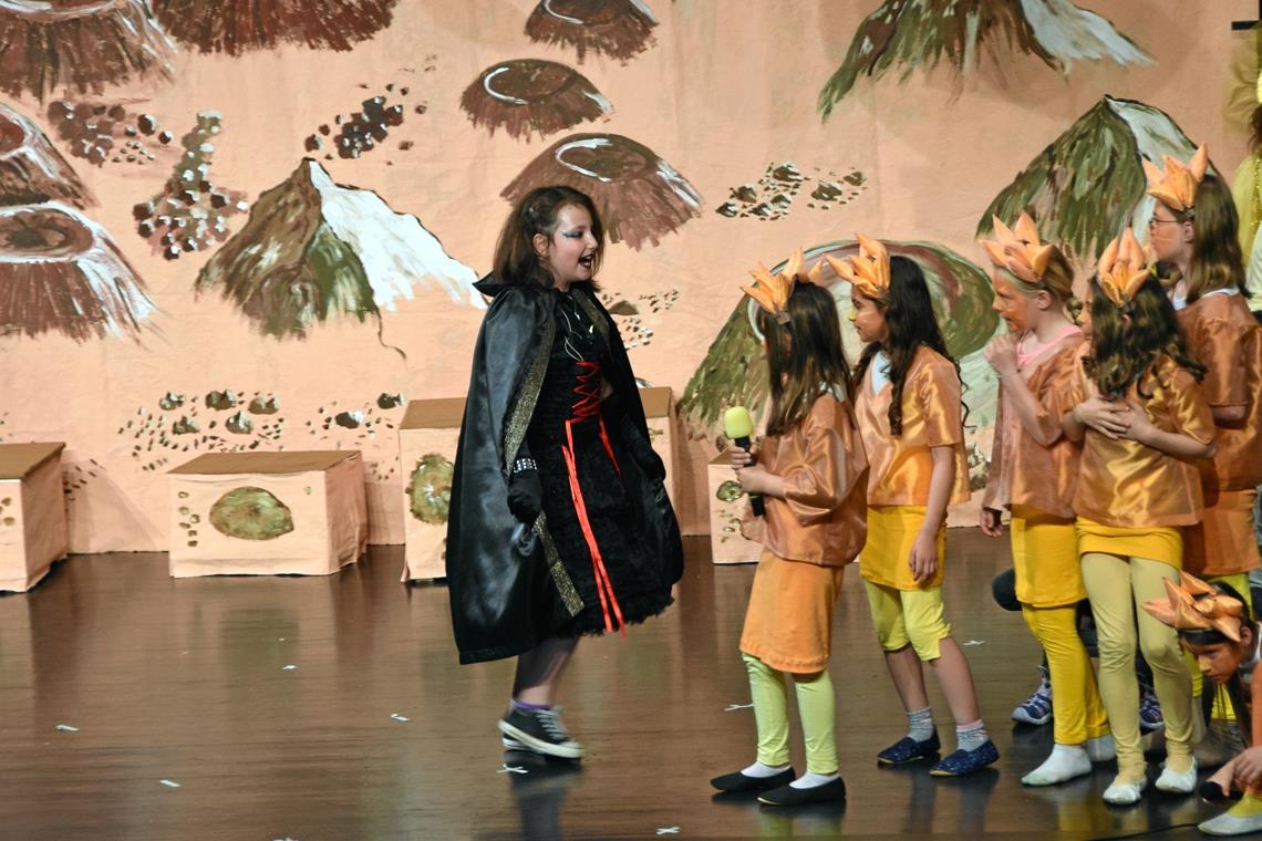 Galaktisch gutes Gesamtkunstspektakel in der Murrhardter Festhalle Den kleinen Sternschnuppen ist fast alles schnuppe außer das „böse“ schwarze Loch.