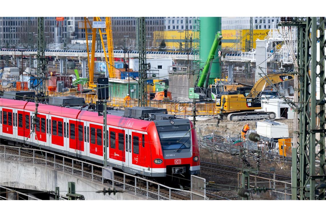 Wende für das Schienennetz? Erstmals nicht verschlechtert Den schlechten Zustand der Infrastruktur und die zahlreichen Baustellen merken Fahrgäste jeden Tag - wie etwa in München auf der Stammstrecke. (Archivbild)