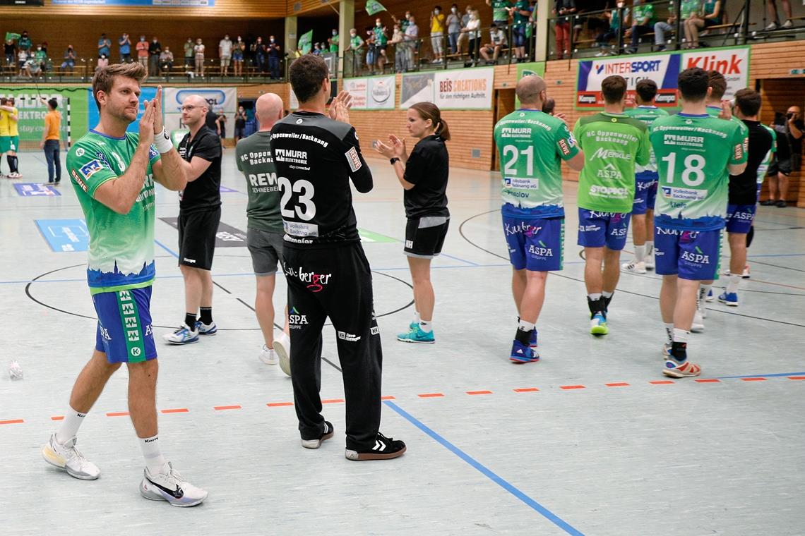Den Sprung in die Zweite Bundesliga haben die HCOB-Handballer um Marcel Lenz verpasst, aber die Zuneigung ihrer Fans ist ihnen nach der starken Aufstiegsrunde weiterhin sicher. Foto: A. Becher