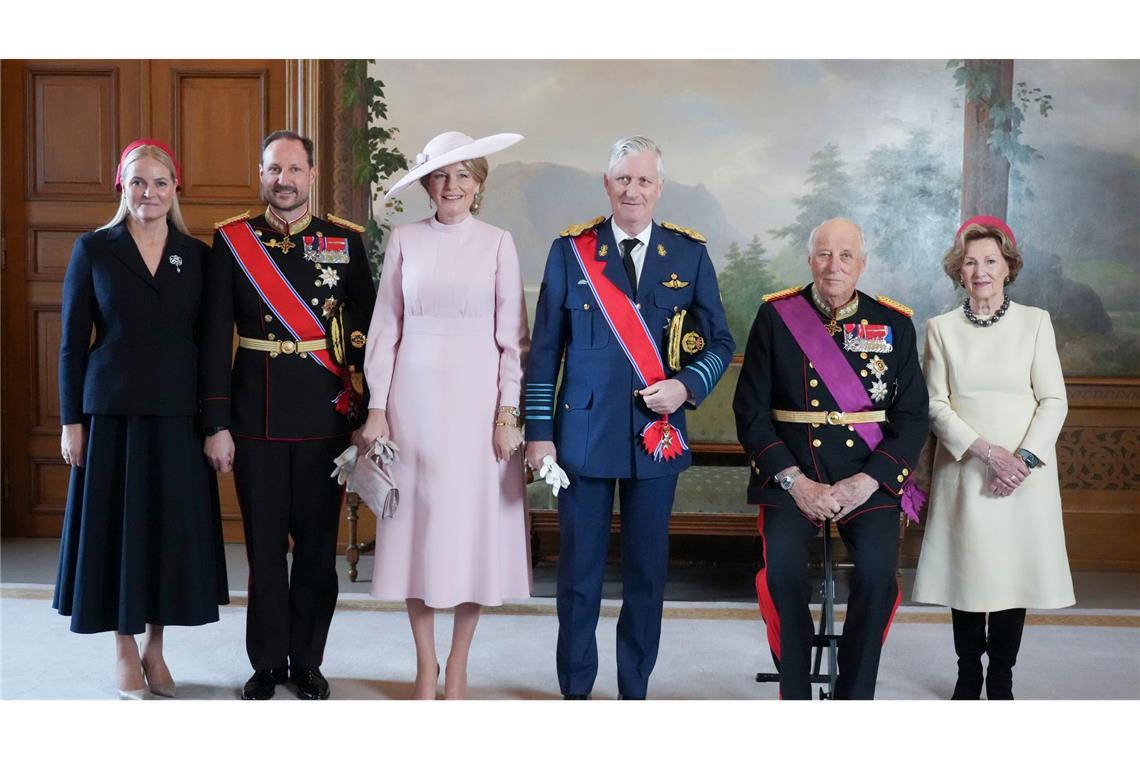 Den Staatsbesuch des belgischen Königspaares nutzt Kronprinzessin Mette-Marit (l) für ihren ersten offiziellen Auftritt seit Monaten.