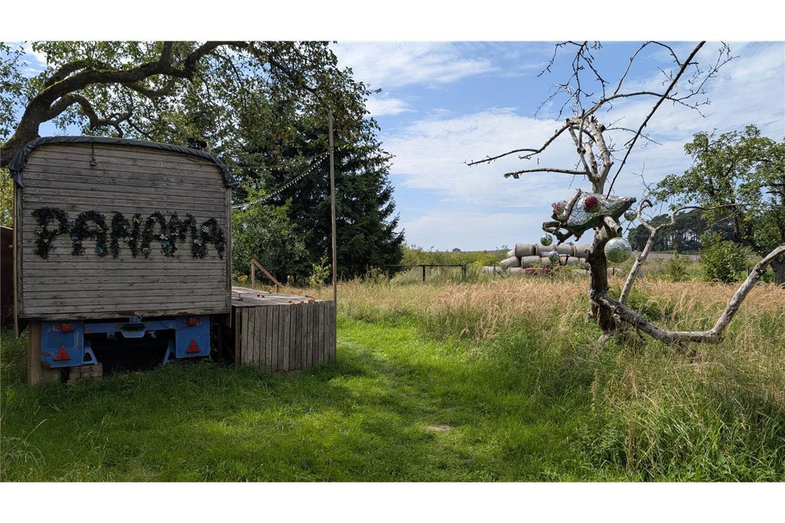Den Titel findet man unter anderem auf dem Zirkuswagen auf dem Hof.