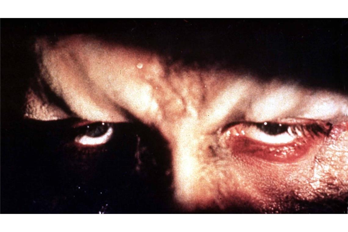 Den weltweit verbreiteten Mythen zufolge verwandelt sich bei Vollmond ein von einem Werwolf Gebissener selbst in eine reißende Bestie, halb Mensch halb Wolf (Szene aus dem Film „Curse of the Werewolf“ aus dem Jahr 1961).