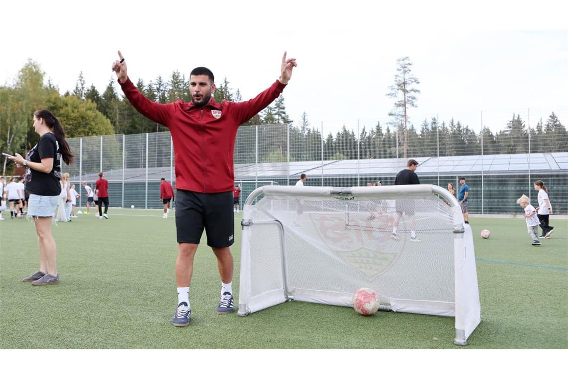 Deniz Undav beim gemeinsamen Kicken auf dem Kunstrasen in Tannheim