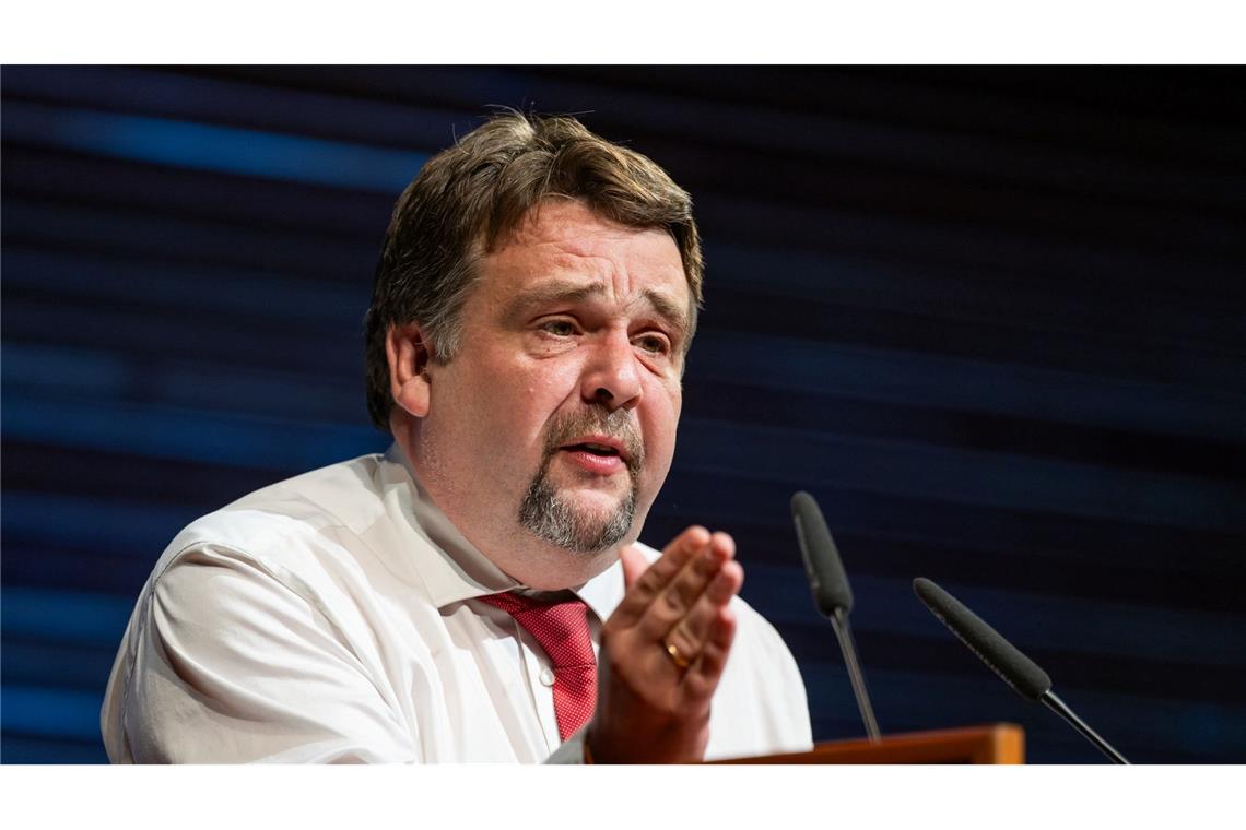 Dennis Radtke stellt die Frage, ob Merz seiner Rolle als Kanzler gerecht wird.