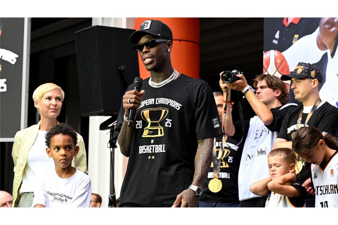 Europameister in Frankfurt empfangen Dennis Schröder führte das Team zu Gold.