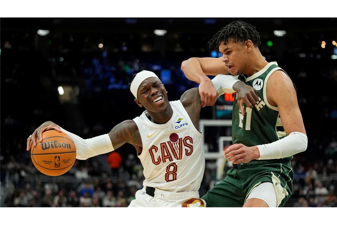 Dennis Schröder (l) stand bei Cleveland in der Startformation.