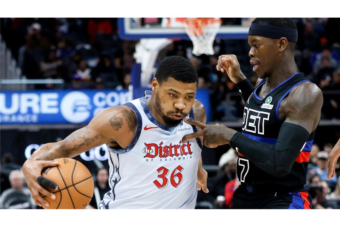 NBA: Rückschlag für Schröder - 4.000 Dreier von Curry Dennis Schröder (r.) kam auf elf Punkte.