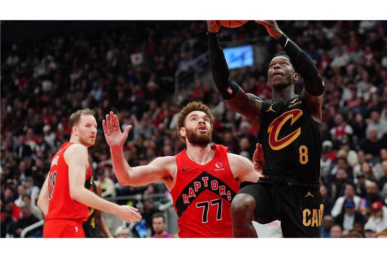 Dennis Schröder (r.) kam für die Cleveland Cavaliers in Toronto wieder von der Bank.