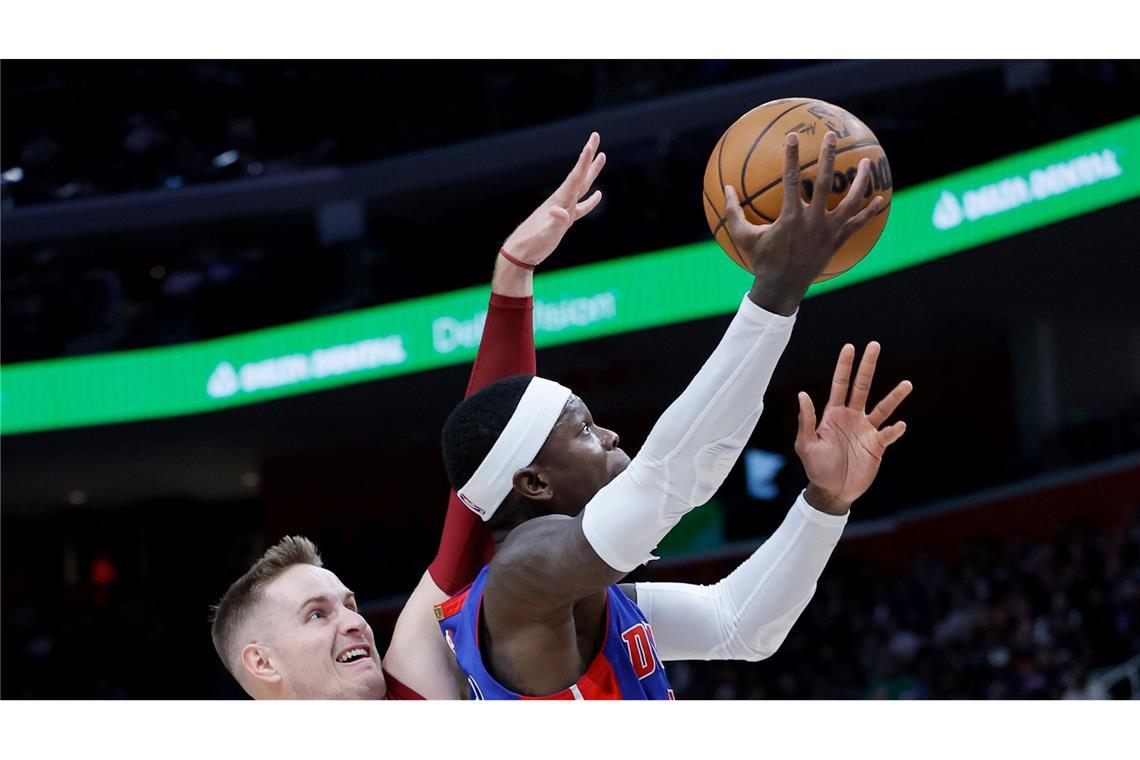 Mit starkem Schröder: Pistons schlagen NBA-Topteam im Osten Dennis Schröder (r) von den Detroit Pistons erzielte im Spiel gegen die Cleveland Cavaliers 17 Punkte.