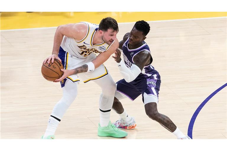 Dennis Schröder (rechts) musste sich mit Sacramento den Los Angeles Lakers und Luka Doncic klar geschlagen geben.