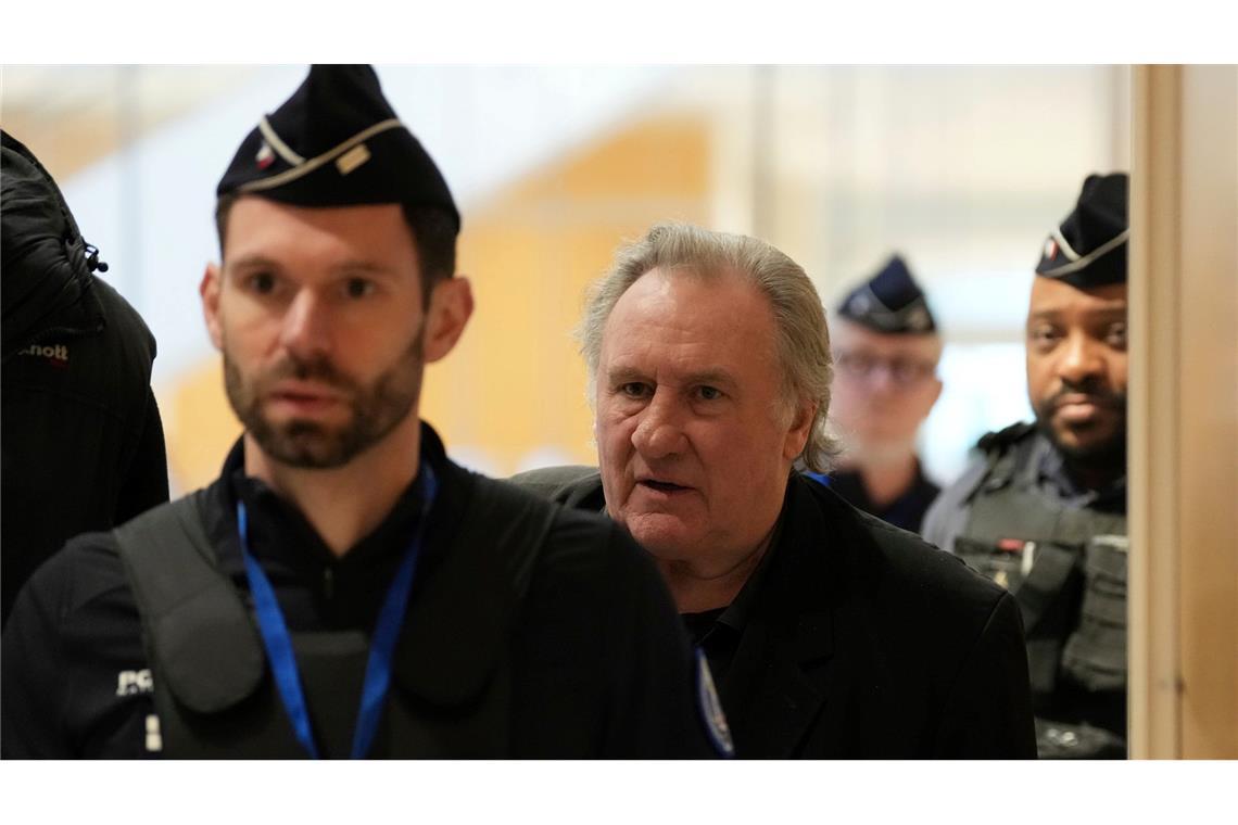 Depardieu: Keine Erinnerung an absichtliche Berührung Depardieu soll laut medizinischem Gutachten nur sechs Stunden am Tag in der Anhörung sitzen. Das eigentlich für Oktober 2024 geplante Verfahren war wegen seines Gesundheitszustands verschoben worden.