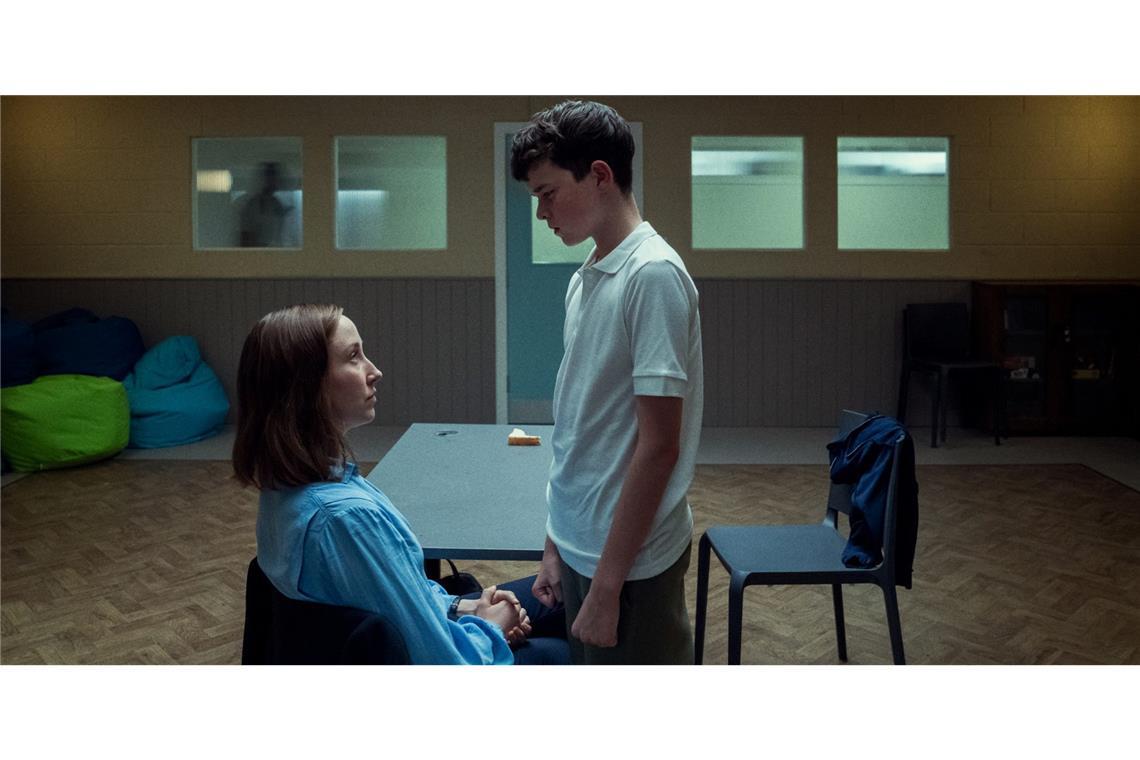 Basiert „Adolescence“ auf einer wahren Begebenheit? Der 13-jährige Jamie (Owen Cooper, r.) wird beschuldigt, einen Mord begangen zu haben. Psychologin Briony Ariston (Erin Doherty) will sich ein Bild von ihm machen.