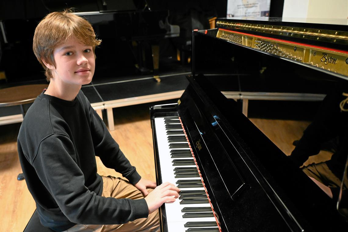 Der 13-jährige Vadim Nikitin hat schon einige Meisterkurse besucht. Bei einem Wettbewerb lud ihn Christian A. Pohl, Leiter der Internationalen Klavierakademie, ein, in Murrhardt dabei zu sein. Fotos: Elisabeth Klaper