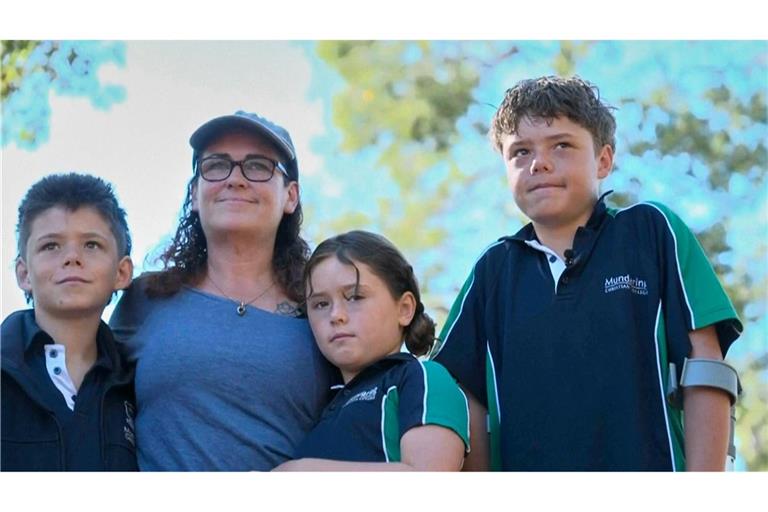 Der 13 Jahre alte Austin (rechts im Foto) schwamm rund vier Stunden, um seine Familie zu retten.