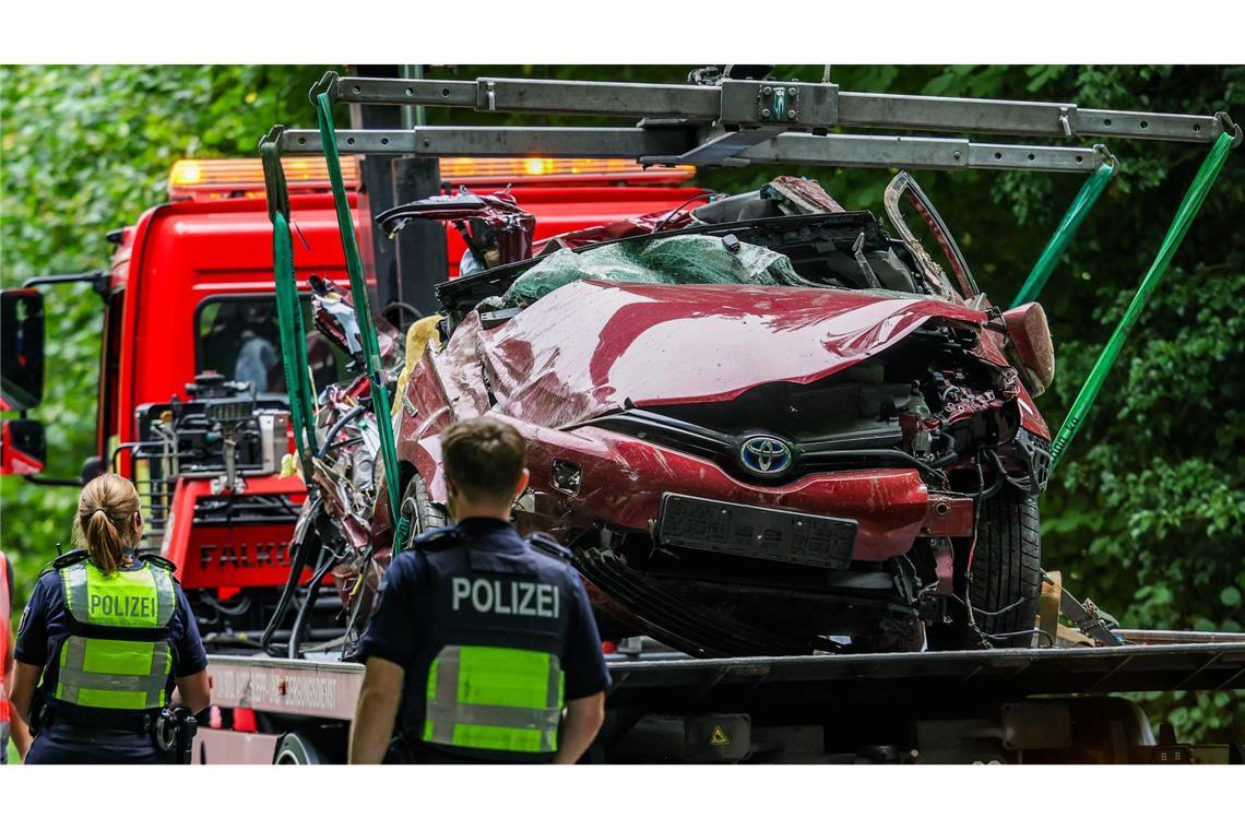 Der 16-jährige Fahrer war in einer Kurve von der Fahrbahn abgekommen und gegen einen Baum geprallt. Wie genau es dazu kommen konnte, wird jetzt untersucht.
