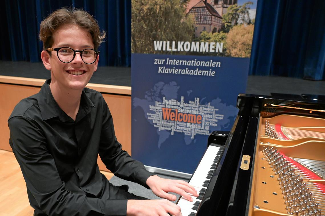 Paul Salard gewinnt den Publikumspreis bei der Klavierakademie Der 17-jährige Franzose Paul Salard hat in diesem Jahr den mit 300 Euro dotierten Publikumspreis erhalten. Foto: Elisabeth Klaper