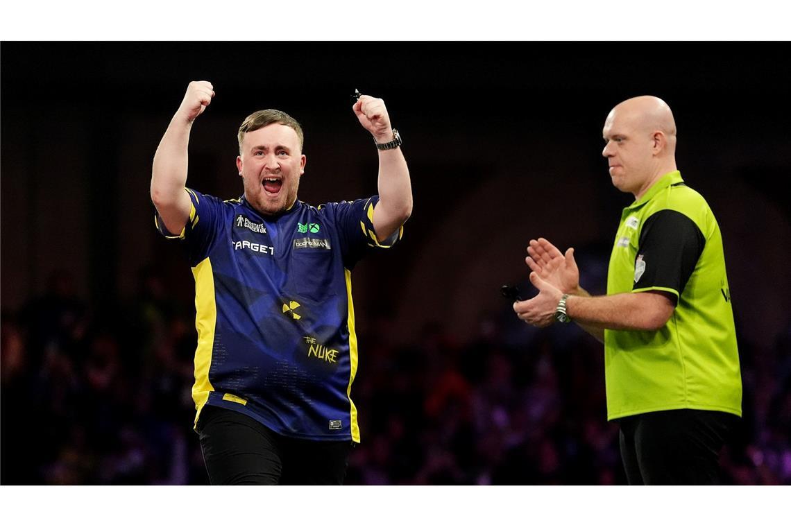 Bilder des Tages Der 17 Jahre alte Engländer Luke Littler, links, ist der jüngste Weltmeister der Darts-Geschichte. Hier gewinnt er gerade das Finale der Paddy Power World Darts Championship gegen Michael van Gerwen 7:3.