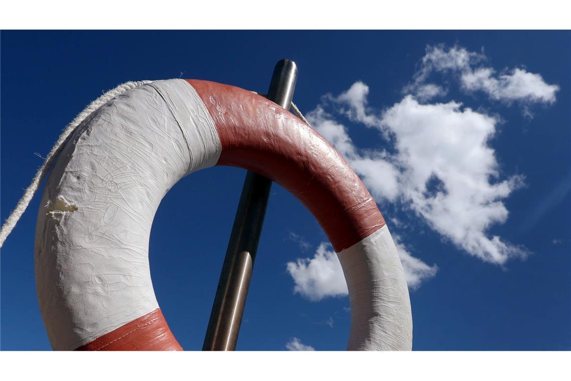 Der 20-Jährige wurde vermutlich bei einem Sprung ins Becken schwer verletzt. (Symbolbild)