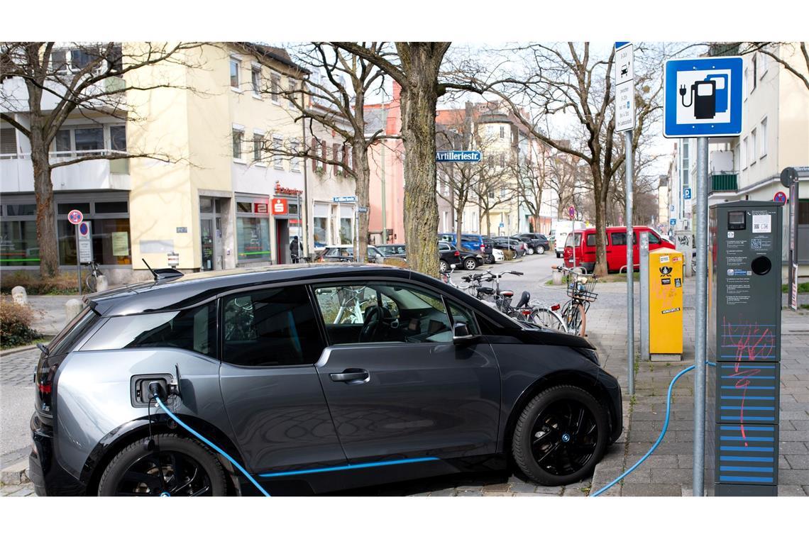 Der 2013 vorgestellte BMW i3 sah sehr nach Elektroauto, aber nur bedingt nach BMW aus. (Archivbild)