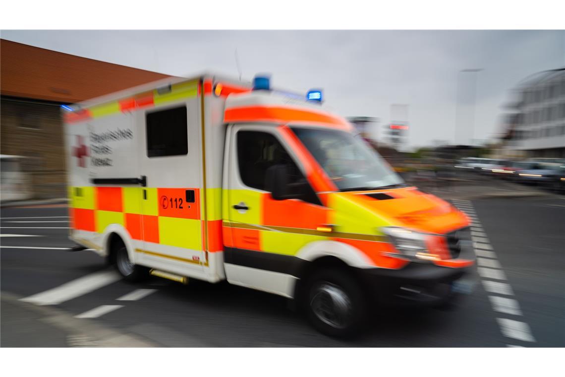 Zug erfasst 22-Jährigen an Bahnübergang tödlich Der 22-jährige Fahrradfahrer starb noch an der Unfallstelle. (Symbolbild)
