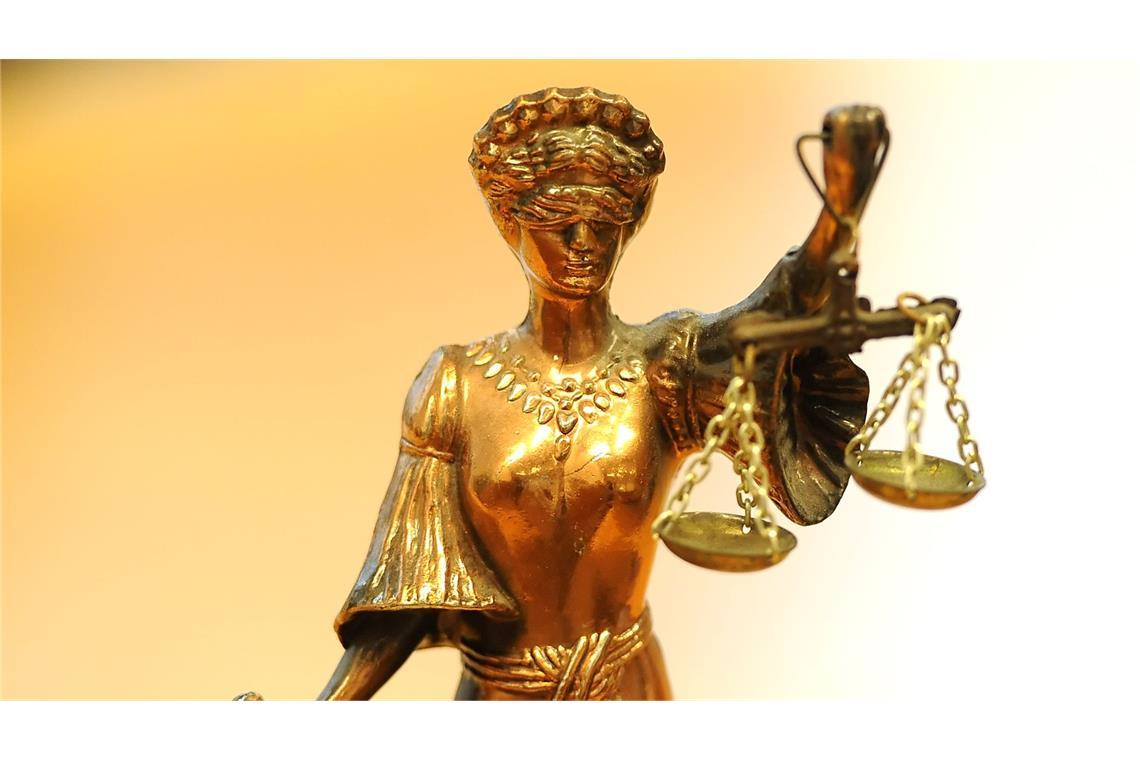 Lebenslang für 22-Jährigen nach Mord an Senior Der 22-Jährige wurde zu einer lebenslangen Haftstrafe verurteilt. (Symbolbild)
