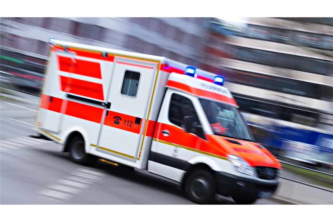 Der 29-Jährige wurde in eine Klinik gebracht. (Symbolbild)