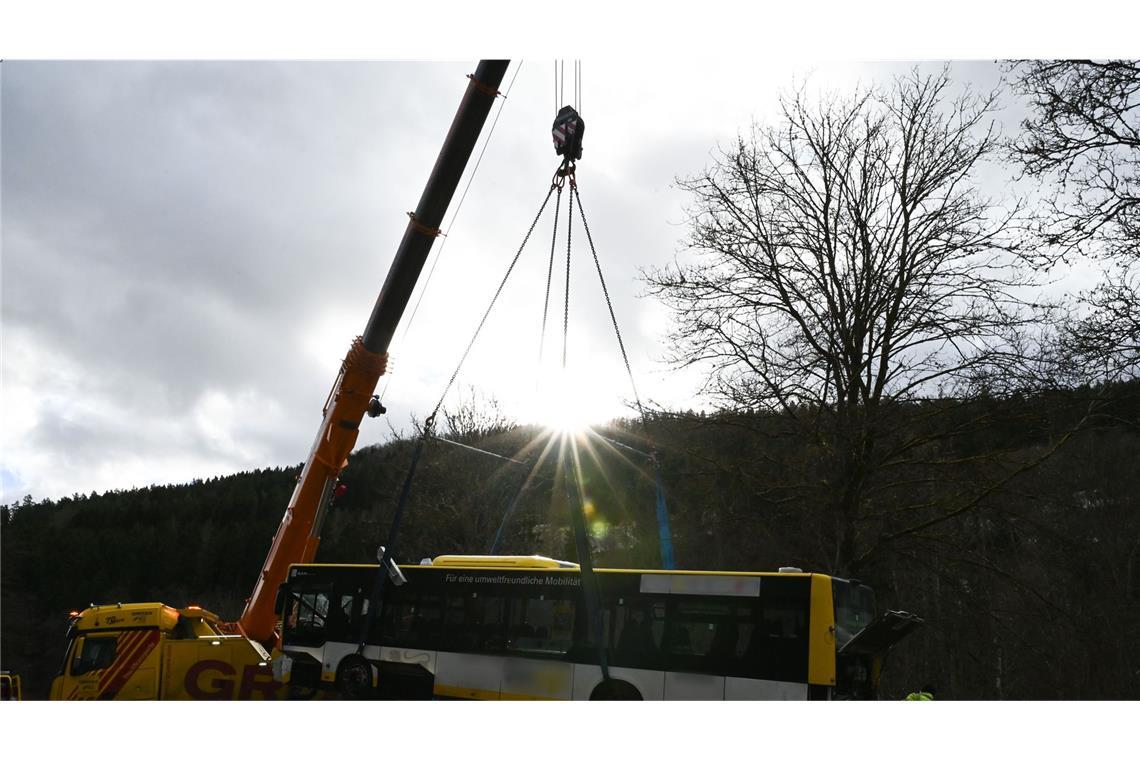 Der 29 Jahre alte Fahrer und zwei weitere Insassen im Alter von 25 und 32 Jahren wurden dabei den Angaben zufolge leicht verletzt.