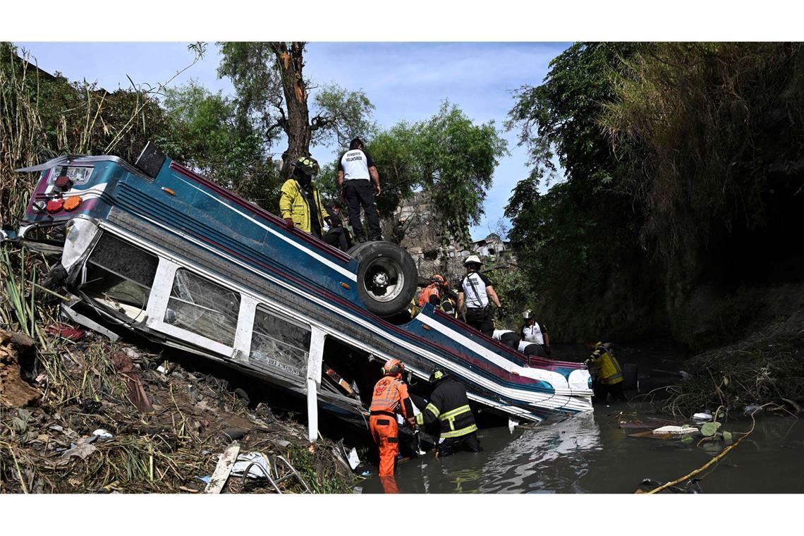Bus stürzt in Schlucht – mehr als 50 Tote Der 30 Jahre alte Bus war mit mehr als 70 Personen an Bord in eine Schlucht gestürzt.
