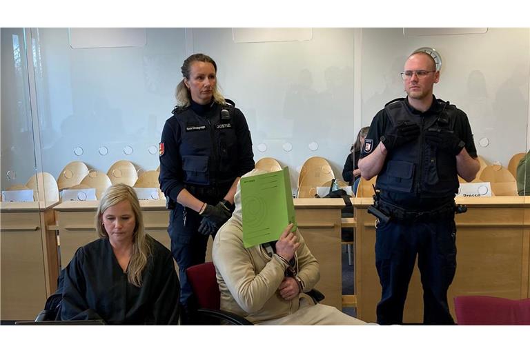 Der 31-Jährige ist wegen grausamen Mordes und schwerer Kindesmisshandlung angeklagt.
