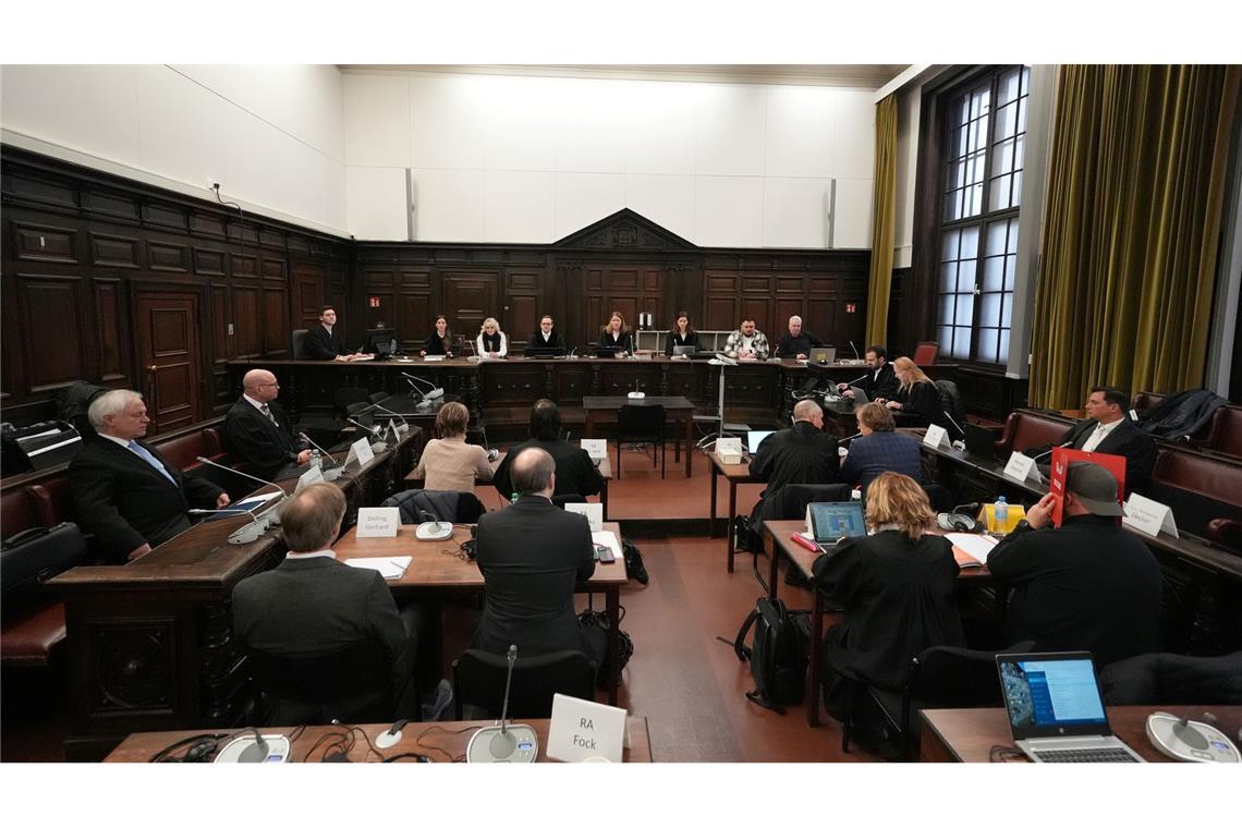 Der 33. Prozesstag begann mit scharfer Kritik der Verteidigung am Verlauf des Verfahrens.