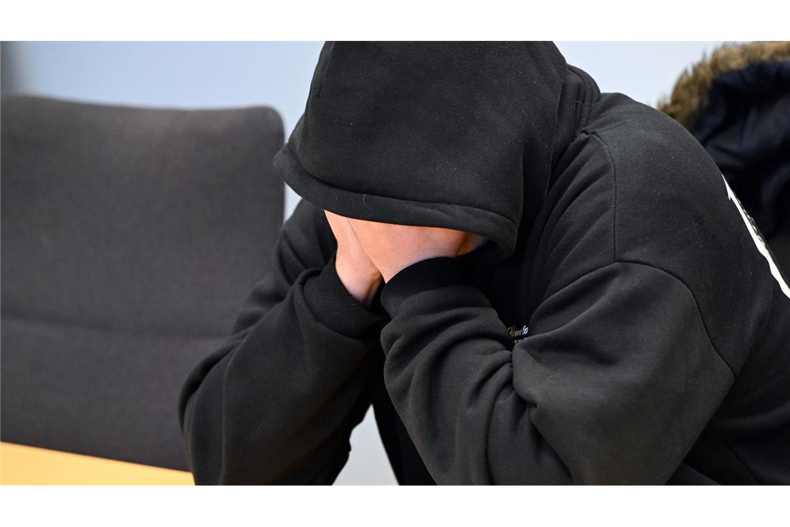 Elfjährige wird Mutter - Missbrauchsprozess gegen Stiefvater Der 38-Jährige auf der Anklagebank