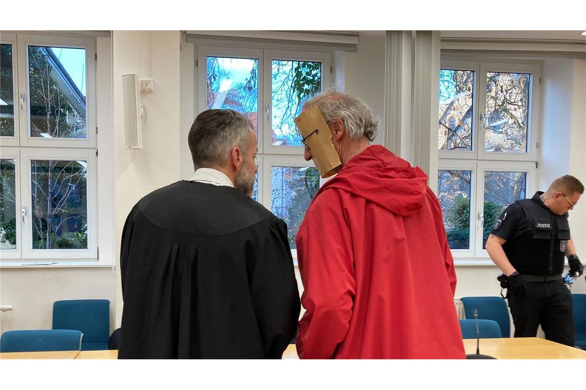 Der 53-jährige Angeklagte trug beim Betreten des Gerichtssaals eine augenscheinlich selbst gebastelte Papp-Maske, die sein Gesicht verdeckte.